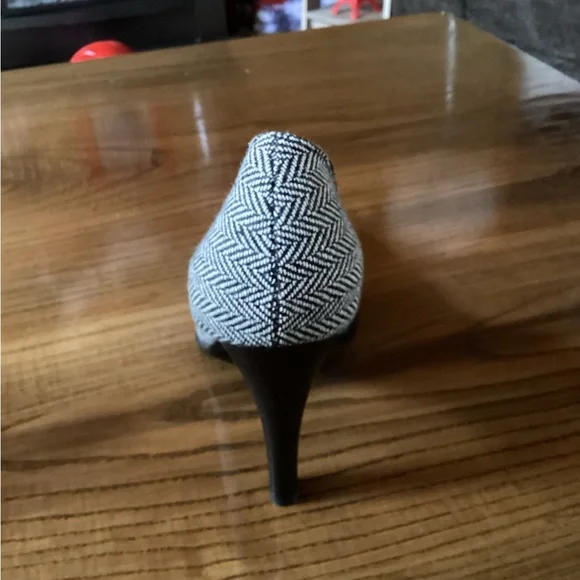 Elegant Herringbone Heels with Black Accents - Picture 6 of 7